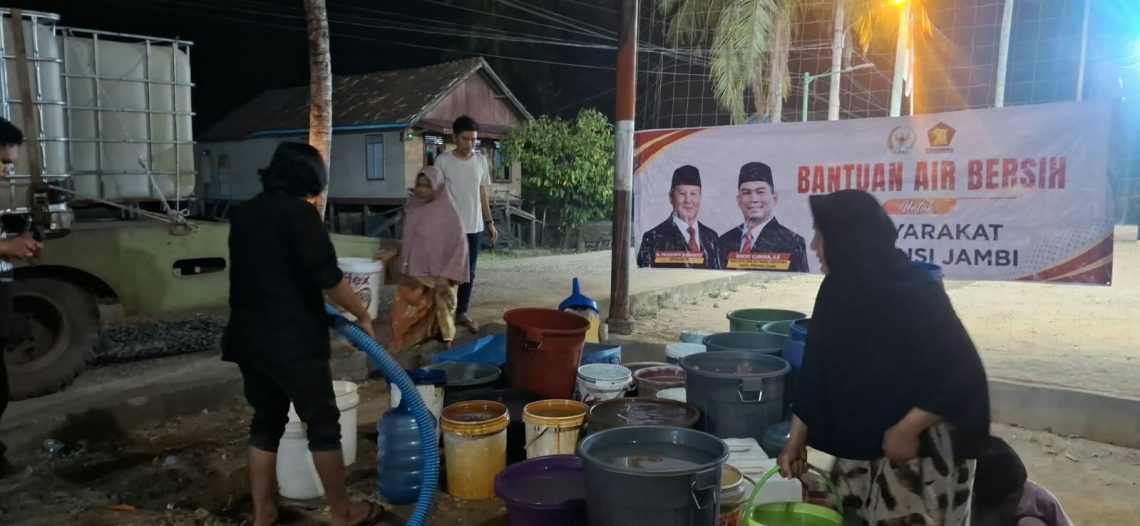 Relawan Rocky Candra saat menyalurkan air bersih kepada warga Tahtul Yaman Pelayangan. FOTO: IST