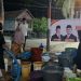 Relawan Rocky Candra saat menyalurkan air bersih kepada warga Tahtul Yaman Pelayangan. FOTO: IST