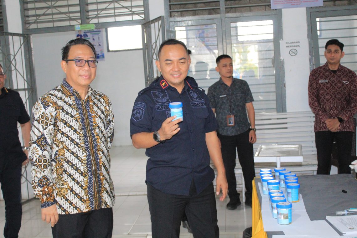 Saat mengawasi tes urine petugas dan warga binaan di Lapas Kelas IIB Kuala Tungkal. FOTO: IST