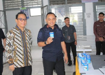 Saat mengawasi tes urine petugas dan warga binaan di Lapas Kelas IIB Kuala Tungkal. FOTO: IST