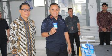 Saat mengawasi tes urine petugas dan warga binaan di Lapas Kelas IIB Kuala Tungkal. FOTO: IST