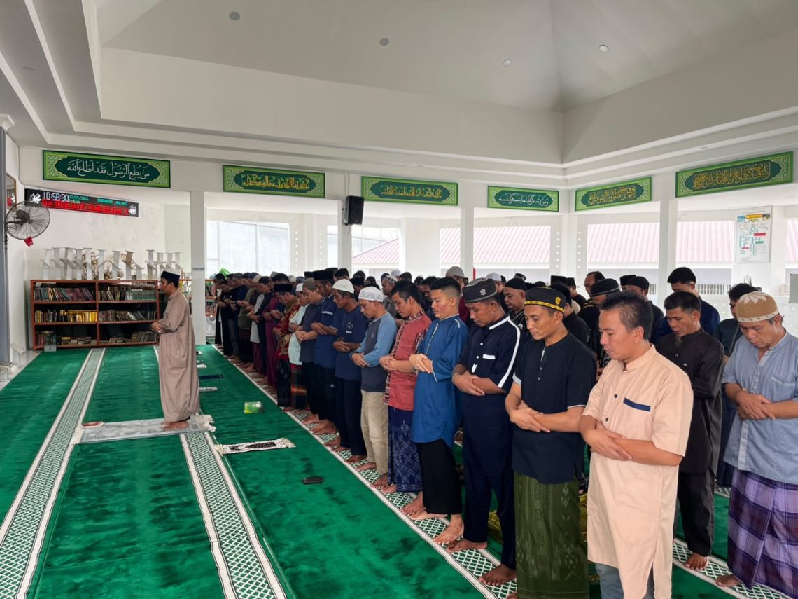 Keluarga besar Lapas Kelas II A Jambi dan warga binaan gelar sholat dan doa bersama mendoakan jurnalis dan ABK yang dinyatakan hilang saat liputan erupsi gunung anak Krakatau. FOTO: DOC HUMAS Lapas.