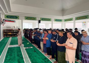 Keluarga besar Lapas Kelas II A Jambi dan warga binaan gelar sholat dan doa bersama mendoakan jurnalis dan ABK yang dinyatakan hilang saat liputan erupsi  gunung anak Krakatau. FOTO: DOC HUMAS Lapas.