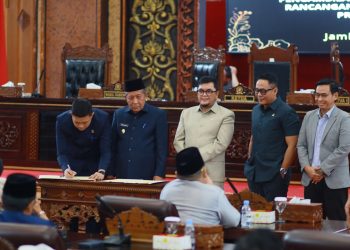 DPRD Provinsi Jambi saat mengesahkan perubahan KUA-PPAS TA 2026. FOTO: UCUP