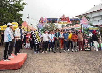 Saat mau melepas peserta jalan sehat HUT RRI ke-81. FOTO: UCUP