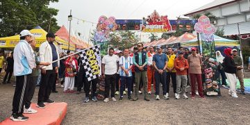 Saat mau melepas peserta jalan sehat HUT RRI ke-81. FOTO: UCUP