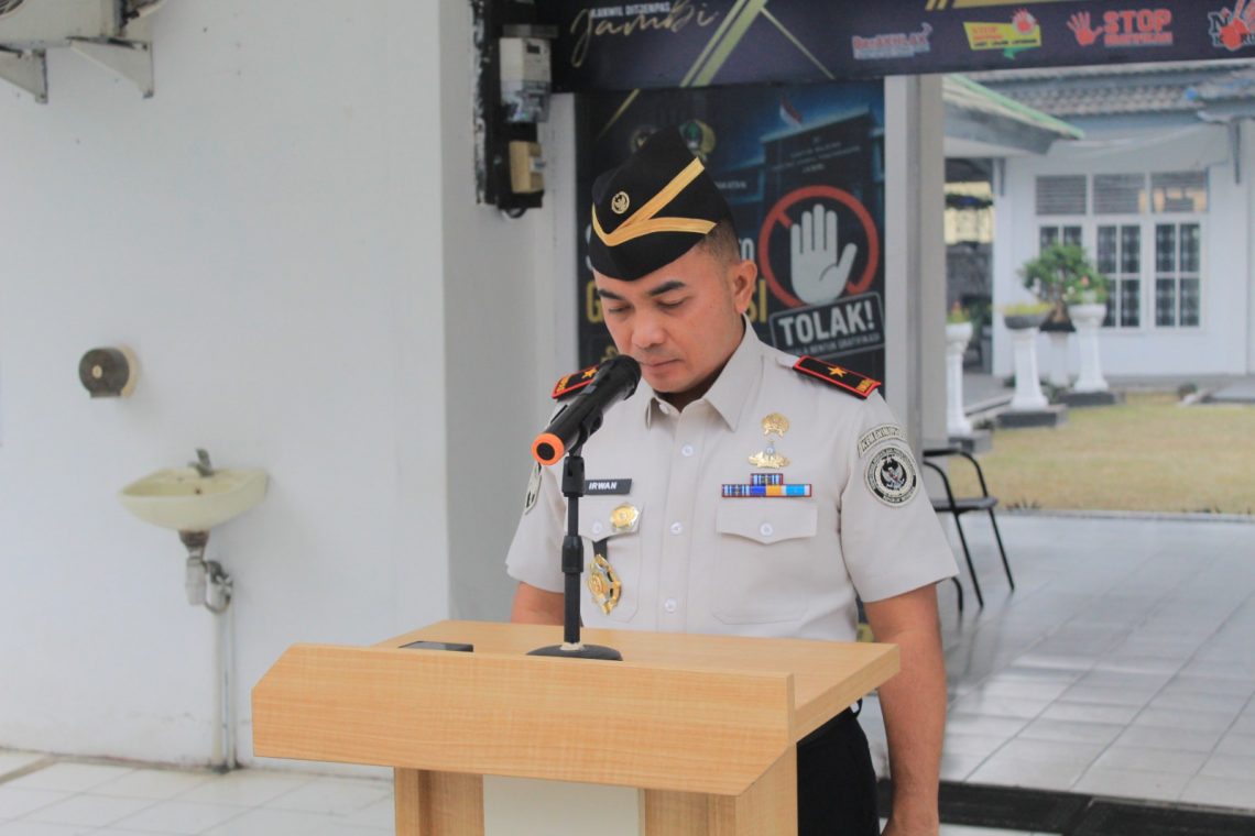 Kanwil Ditjenpas Jambi Irwan Rahmat Gumilar memimpin upacara sekaligus mengheningkan cipta sejenak sebagai wujud solidaritas sesama ASN yang gugur dalam tugas. FOTO: IST