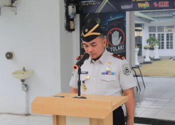 Kanwil Ditjenpas Jambi Irwan Rahmat Gumilar memimpin upacara sekaligus mengheningkan cipta sejenak sebagai wujud solidaritas sesama ASN yang gugur dalam tugas. FOTO: IST