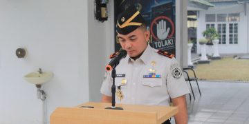 Kanwil Ditjenpas Jambi Irwan Rahmat Gumilar memimpin upacara sekaligus mengheningkan cipta sejenak sebagai wujud solidaritas sesama ASN yang gugur dalam tugas. FOTO: IST
