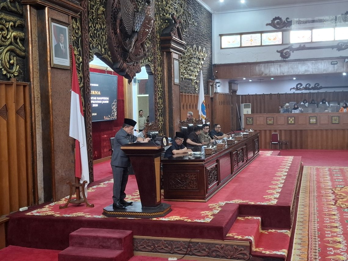 Gubernur Jambi saat menyampaikan nota pengantar RAPBD perubahan 2026. FOTO: IST