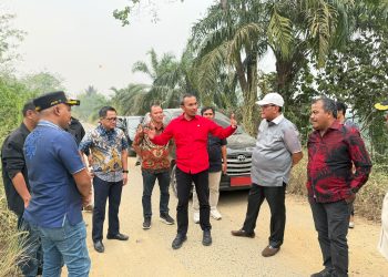 Anggota DPR-RI Fraksi PDI-Perjuangan, Edi Purwanto saat meninjau Jalan Padang Lamo Tebo. FOTO: IST