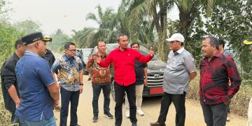 Anggota DPR-RI Fraksi PDI-Perjuangan, Edi Purwanto saat meninjau Jalan Padang Lamo Tebo. FOTO: IST