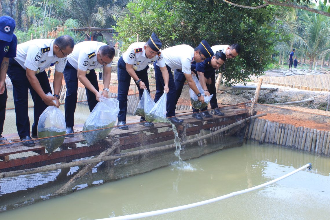 Kalapas Askari Utomo dan Kanwil Ditjenpas Jambi saat menabur benih ikan nila. FOTO: IST