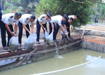 Kalapas Askari Utomo dan Kanwil Ditjenpas Jambi saat menabur benih ikan nila. FOTO: IST