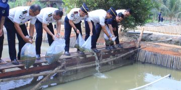 Kalapas Askari Utomo dan Kanwil Ditjenpas Jambi saat menabur benih ikan nila. FOTO: IST