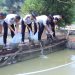 Kalapas Askari Utomo dan Kanwil Ditjenpas Jambi saat menabur benih ikan nila. FOTO: IST