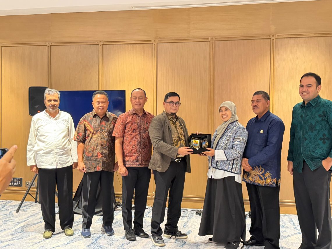 Waka I DPRD Provinsi Jambi dan rombongan komisi II DPRD Provinsi Jambi saat studi banding ke Dinas PPKUKM. FOTO : UCUP