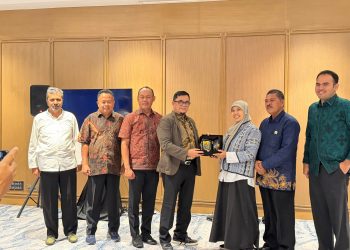 Waka I DPRD Provinsi Jambi dan rombongan komisi II DPRD Provinsi Jambi saat studi banding ke Dinas PPKUKM. FOTO : UCUP