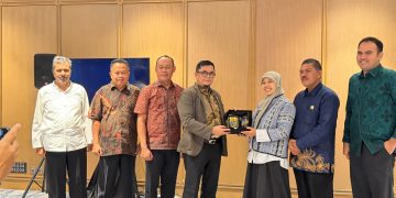 Waka I DPRD Provinsi Jambi dan rombongan komisi II DPRD Provinsi Jambi saat studi banding ke Dinas PPKUKM. FOTO : UCUP