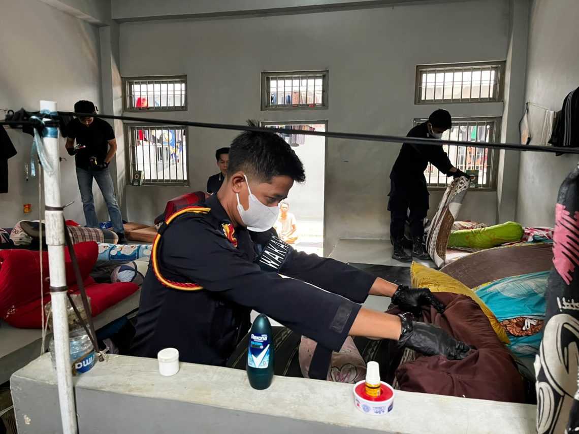 Petugas saat melakukan pemeriksaan di blok warga binaan. FOTO: IST
