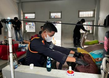 Petugas saat melakukan pemeriksaan di blok warga binaan. FOTO: IST