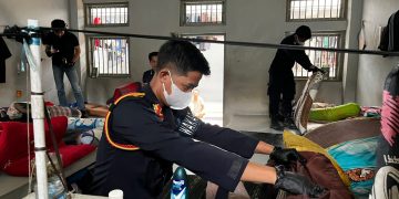 Petugas saat melakukan pemeriksaan di blok warga binaan. FOTO: IST