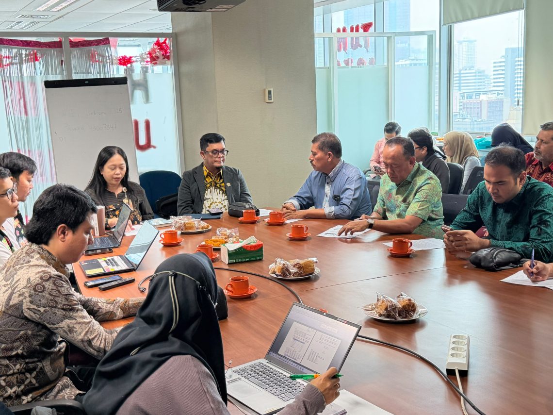 Waka I DPRD Provinsi Jambi dan Komisi II DPRD Provinsi Jambi saat studi banding di Biro Perekonomian DKI Jakarta. FOTO: UCUP