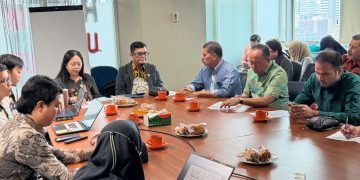 Waka I DPRD Provinsi Jambi dan Komisi II DPRD Provinsi Jambi saat studi banding di Biro Perekonomian DKI Jakarta. FOTO: UCUP