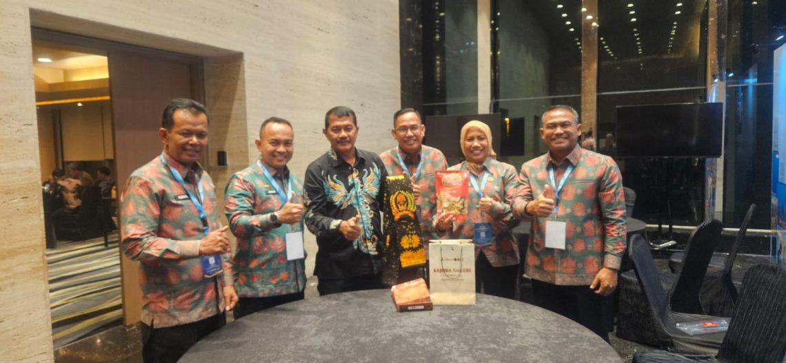 Kanwil Ditjenpas Jambi Irwan Rahmat Gumilar didampingi Kepala UPT saat memberikan hasil kreasi warga binaan kepada Dirjen Pemasyarakatan. FOTO: IST