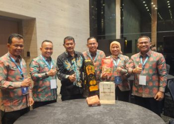 Kanwil Ditjenpas Jambi Irwan Rahmat Gumilar didampingi Kepala UPT saat memberikan hasil kreasi warga binaan kepada Dirjen Pemasyarakatan. FOTO: IST