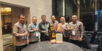 Kanwil Ditjenpas Jambi Irwan Rahmat Gumilar didampingi Kepala UPT saat memberikan hasil kreasi warga binaan kepada Dirjen Pemasyarakatan. FOTO: IST