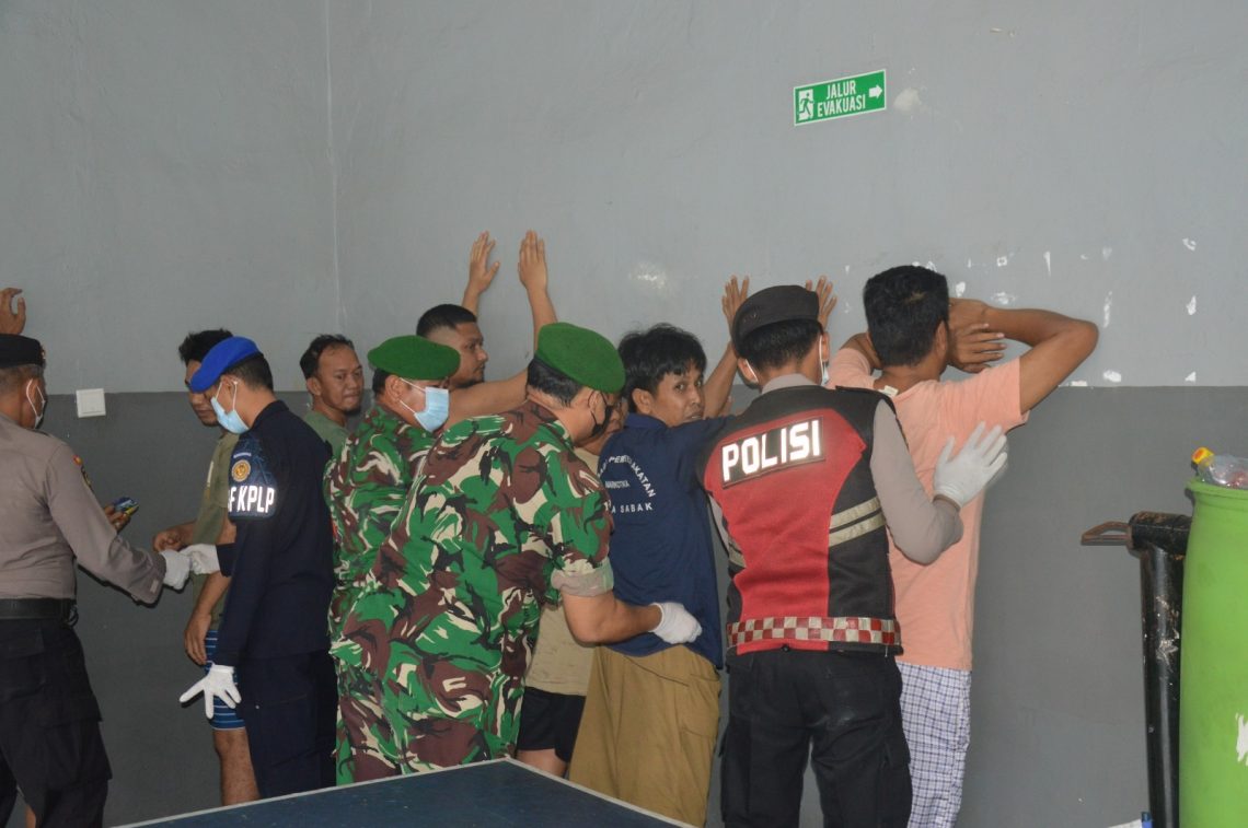 Petugas Lapas didampingi oleh APH gabungan saat menggelar razia. FOTO: DOC HUMAS LAPAS