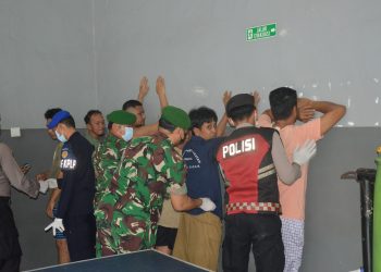 Petugas Lapas didampingi oleh APH gabungan saat menggelar razia. FOTO: DOC HUMAS LAPAS