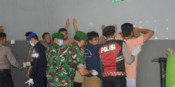 Petugas Lapas didampingi oleh APH gabungan saat menggelar razia. FOTO: DOC HUMAS LAPAS