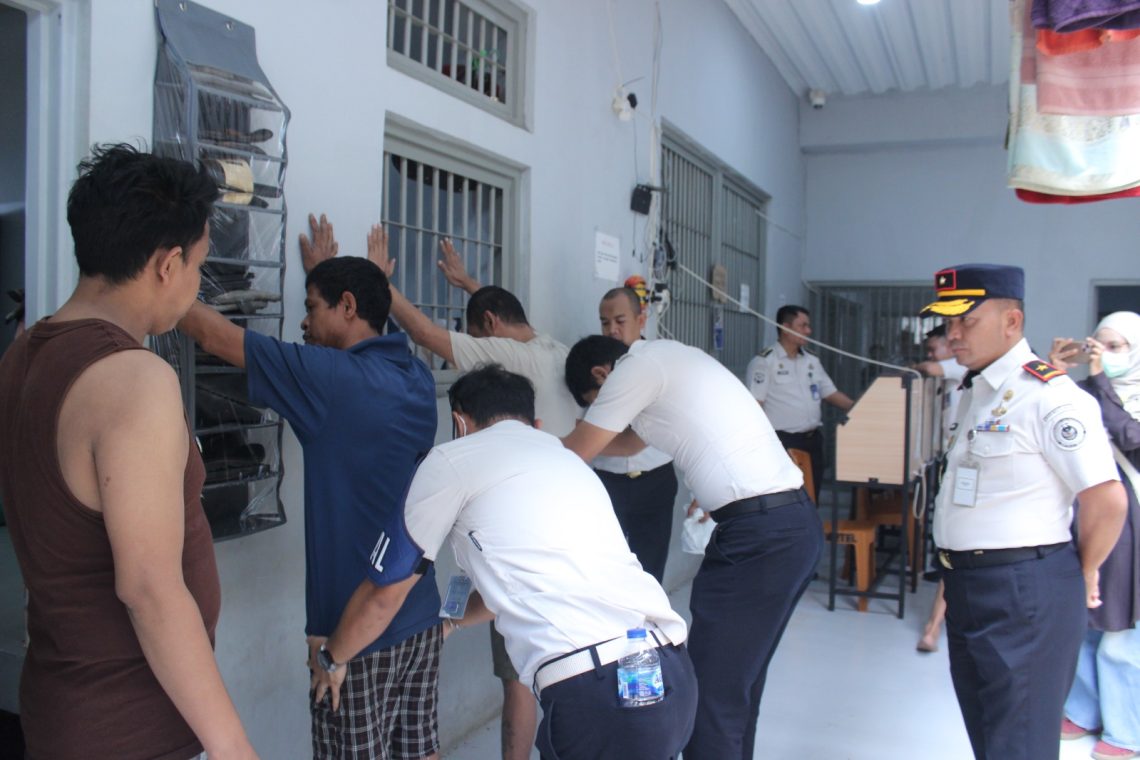 Kanwil Ditjenpas Jambi Irwan Rahmat Gumilar dan KA KPLP Lapas Jambi Riko Hamdan saat melakukan pemeriksaan blok hunian warga binaan. FOTO: IST