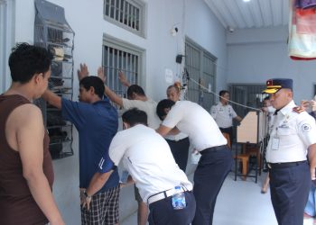 Kanwil Ditjenpas Jambi Irwan Rahmat Gumilar dan KA KPLP Lapas Jambi Riko Hamdan saat melakukan pemeriksaan blok hunian warga binaan. FOTO: IST