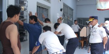Kanwil Ditjenpas Jambi Irwan Rahmat Gumilar dan KA KPLP Lapas Jambi Riko Hamdan saat melakukan pemeriksaan blok hunian warga binaan. FOTO: IST