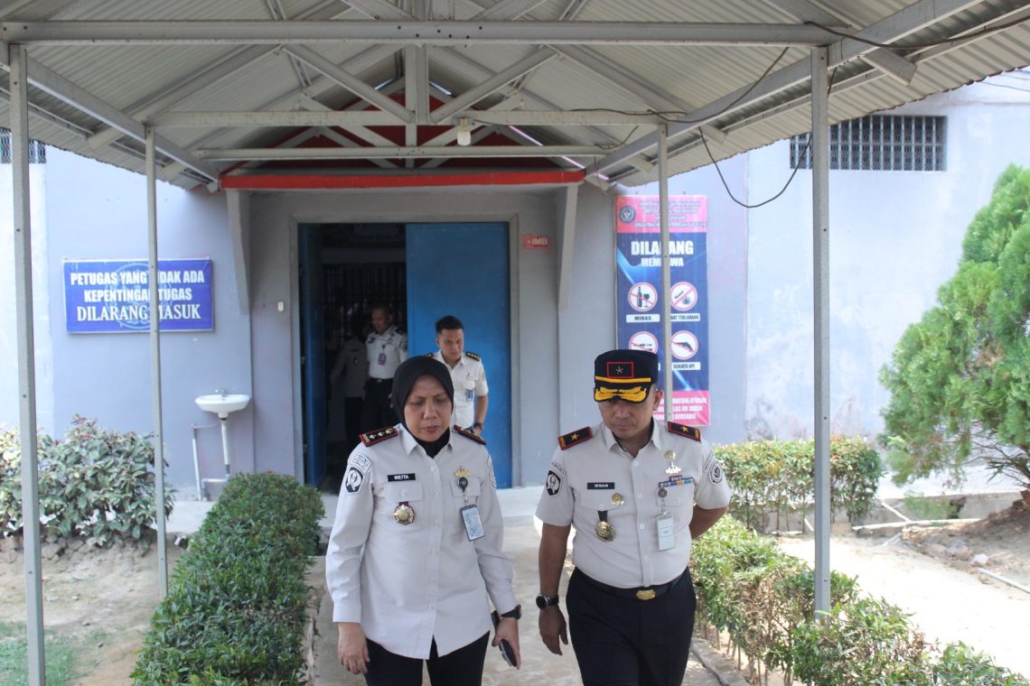 Kanwil Ditjenpas Jambi Irwan Rahmat Gumilar dan Kalapas Perempuan saat melakukan pemeriksaan di blok hunian.  FOTO: IST
