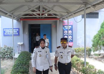 Kanwil Ditjenpas Jambi Irwan Rahmat Gumilar dan Kalapas Perempuan saat melakukan pemeriksaan di blok hunian.  FOTO: IST