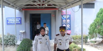 Kanwil Ditjenpas Jambi Irwan Rahmat Gumilar dan Kalapas Perempuan saat melakukan pemeriksaan di blok hunian. FOTO: IST