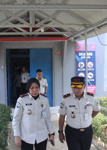 Kanwil Ditjenpas Jambi Irwan Rahmat Gumilar dan Kalapas Perempuan saat melakukan pemeriksaan di blok hunian. FOTO: IST