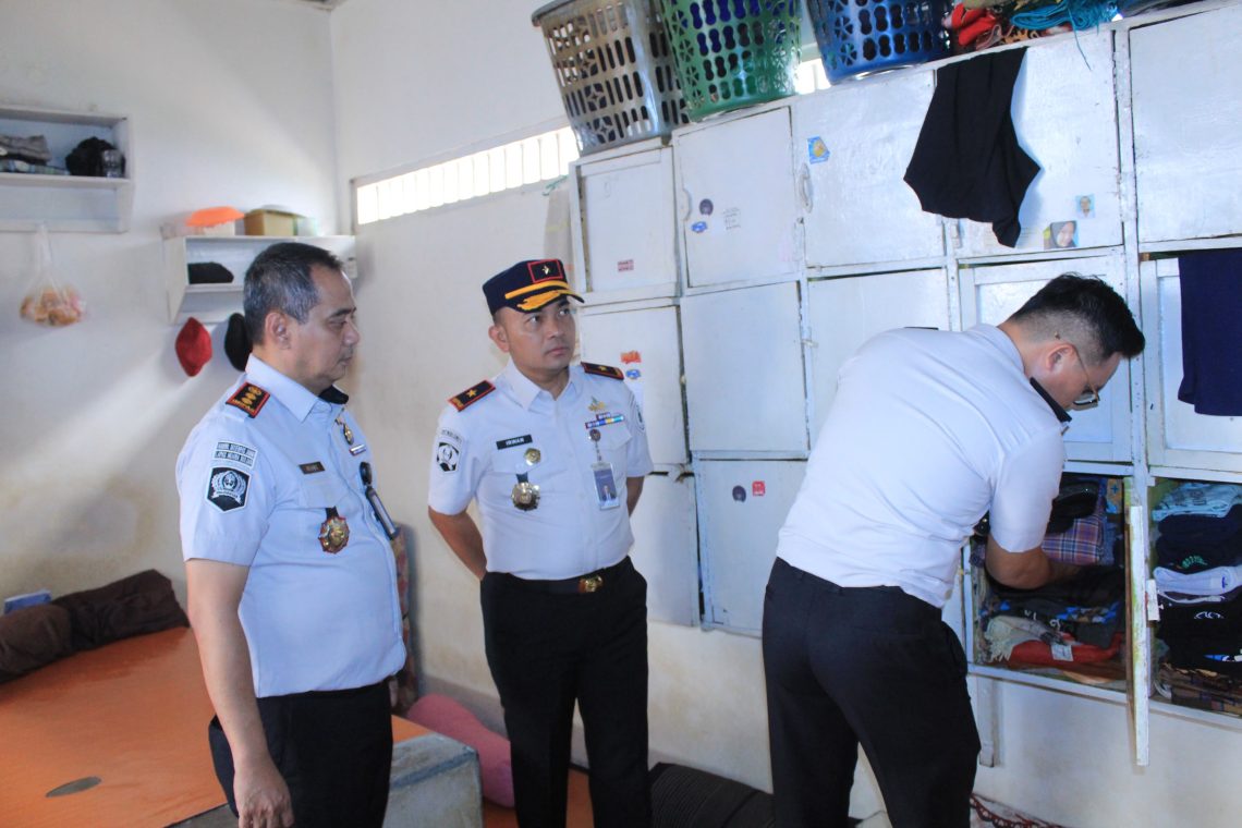 Kanwil Ditjenpas Jambi Irwan Rahmat Gumilar saat melakukan pemeriksaan blok hunian di Lapas Muara Bulian. FOTO: IST