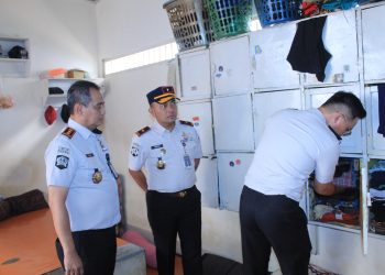 Kanwil Ditjenpas Jambi Irwan Rahmat Gumilar saat melakukan pemeriksaan blok hunian di Lapas Muara Bulian. FOTO: IST