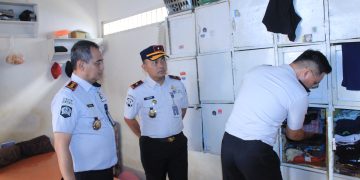Kanwil Ditjenpas Jambi Irwan Rahmat Gumilar saat melakukan pemeriksaan blok hunian di Lapas Muara Bulian. FOTO: IST