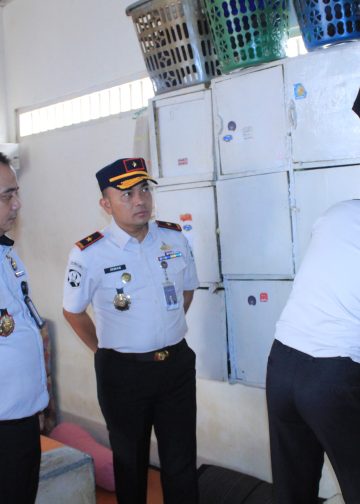 Kanwil Ditjenpas Jambi Irwan Rahmat Gumilar saat melakukan pemeriksaan blok hunian di Lapas Muara Bulian. FOTO: IST