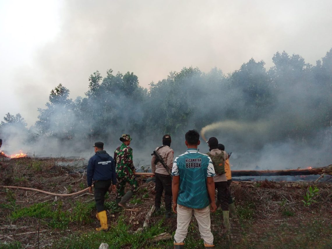 Satgas saat memadamkan api di kawasan gambut di Tanjab Timur. FOTO: IST