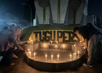 Pemasangan lilin di tugu pers oleh jurnalis. FOTO: IST