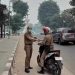 Kabid Bina Marga Dinas PUPR Provinsi Jambi, Iwan Rahmadi saat menyerahkan masker kepada pengguna jalan. FOTO: IST