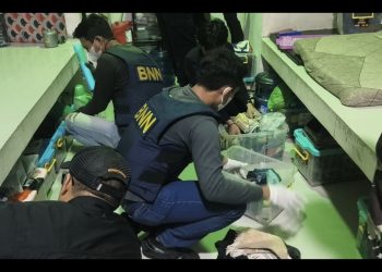 Petugas saat melakukan razia blok hunian. FOTO: OYI
