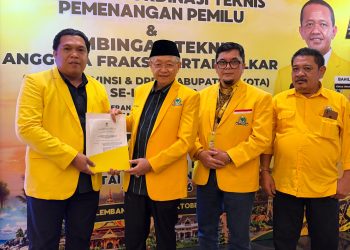 Cek Endra menyerahkan SK Golkar Sungai Penuh didampingi Ivan Wirata dan Yuskandar. FOTO: UCUP